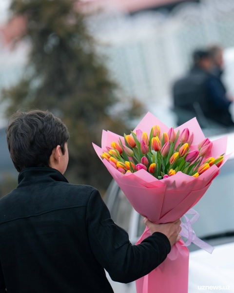 Как мужчины готовились к 8 Марта в Ташкенте. Фоторепортаж