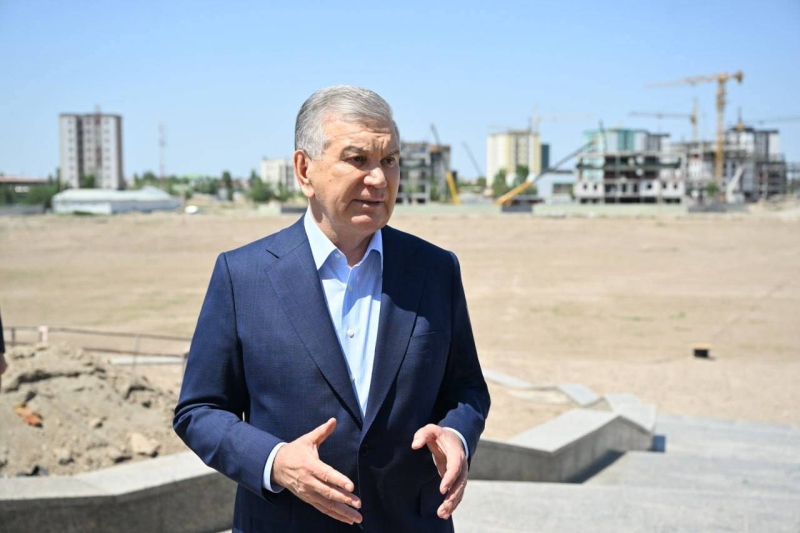 Городок будущего возводится в Ургенче: президент ознакомился с ходом строительства — фото