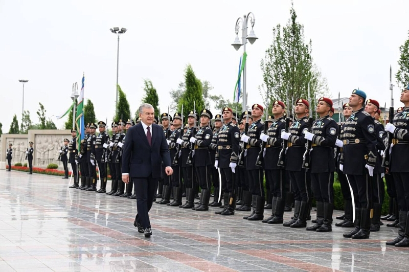Шавкат Мирзиёев почтил память героев войны в Парке Победы. Фото