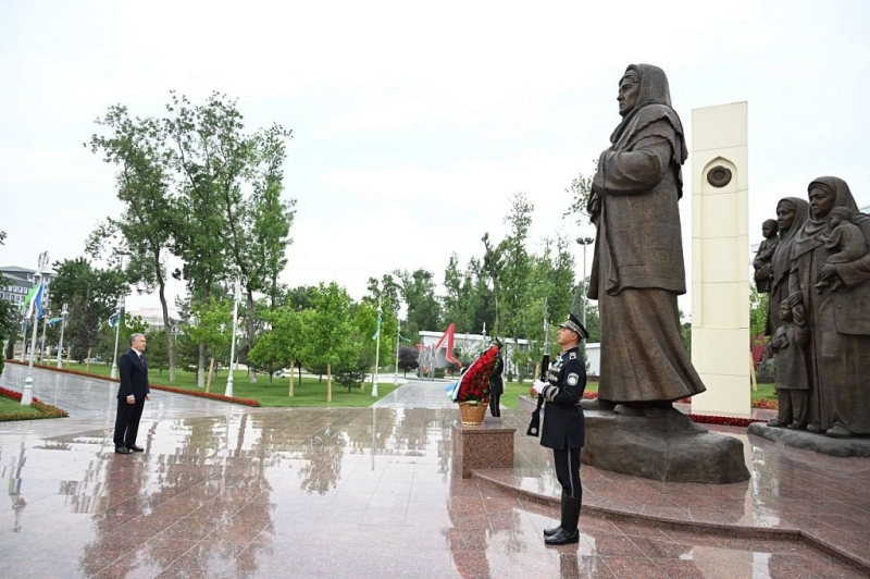 Шавкат Мирзиёев почтил память героев войны в Парке Победы. Фото