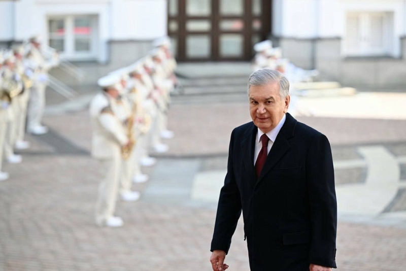 Шавкат Мирзиёев возложил цветы к Могиле Неизвестного солдата. Фото