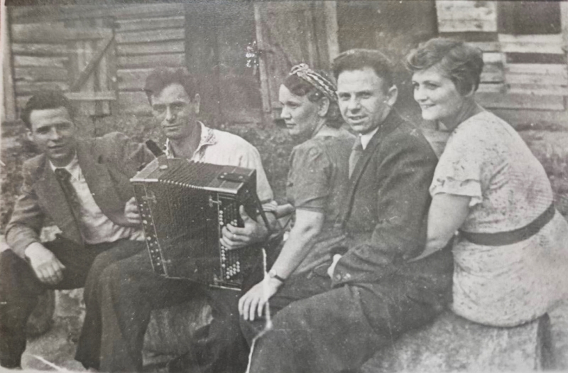 Фотографии в семейном альбоме: память о матери и трудовом подвиге. Спецпроект