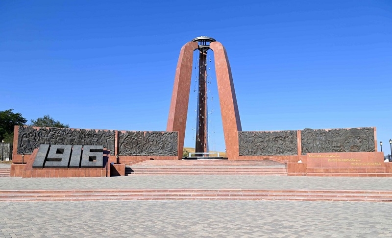 Токаев начал свой визит в Кыргызстане с мемориального комплекса «Ата-Бейит»