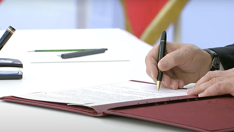 И вновь смена вывесок…