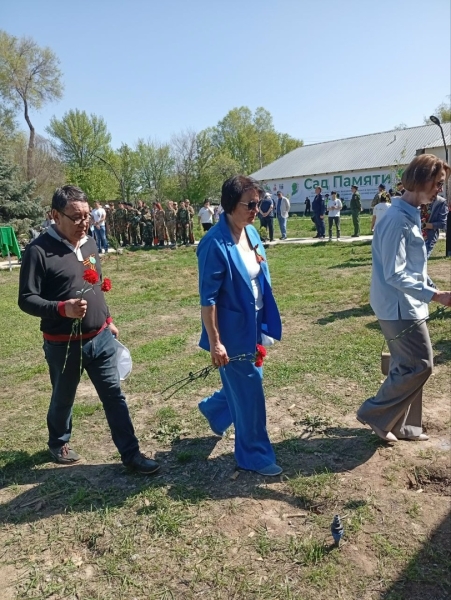 Можно памятник воздвигнуть&hellip; А можно посадить (фоторепортаж)