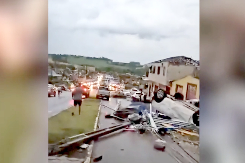 Пятеро погибли, здания разрушены, инфраструктура встала: Спасательные службы в Бразилии круглосуточно расчищают завалы после тайфуна