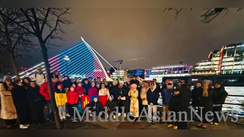 Мост Сэмюэля Беккета подсвечен цветами государственного флага Монголии. Фото
