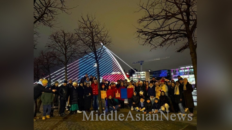 Мост Сэмюэля Беккета подсвечен цветами государственного флага Монголии. Фото