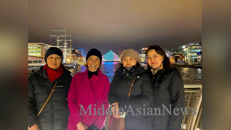 Мост Сэмюэля Беккета подсвечен цветами государственного флага Монголии. Фото