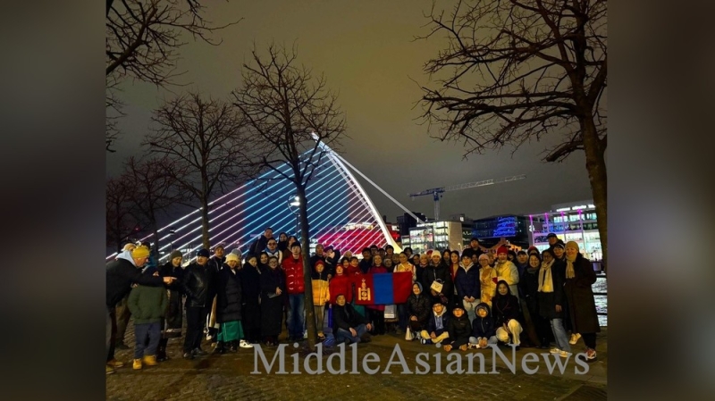 Мост Сэмюэля Беккета подсвечен цветами государственного флага Монголии. Фото