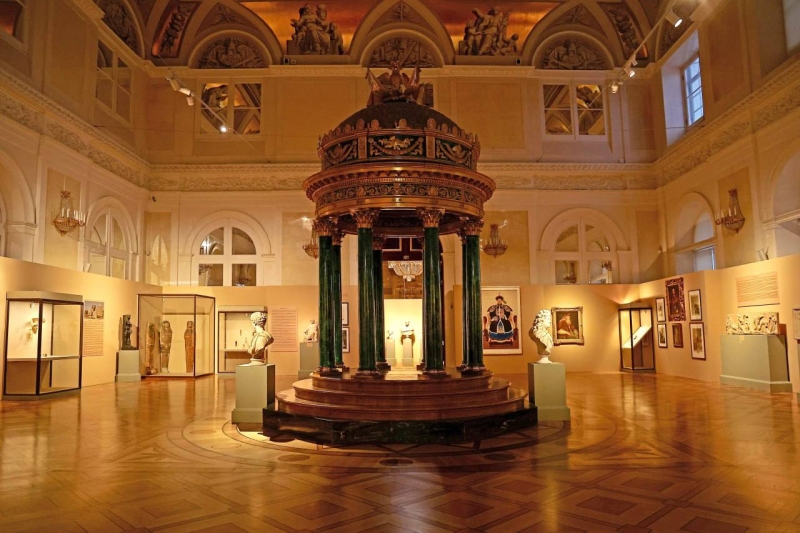 Путин провел президенту Узбекистана экскурсию по Эрмитажу