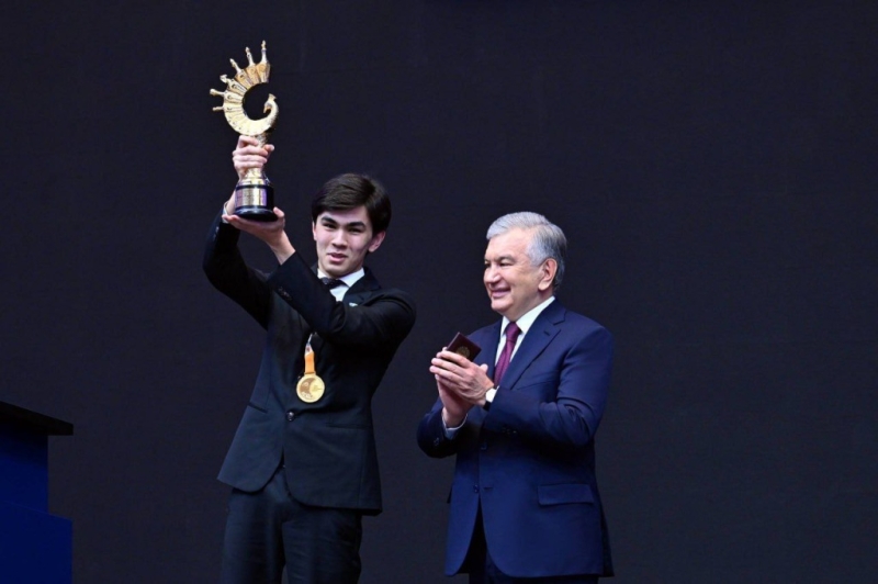 Шавкат Мирзиёев лично поздравил Жавохира Синдарова со званием заслуженного спортсмена и вручил награду. Видео