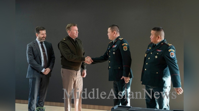 Военная группа посольства США передает строительную и инженерную технику ВС Монголии