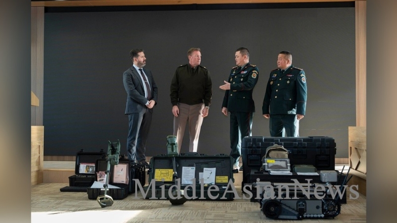 Военная группа посольства США передает строительную и инженерную технику ВС Монголии