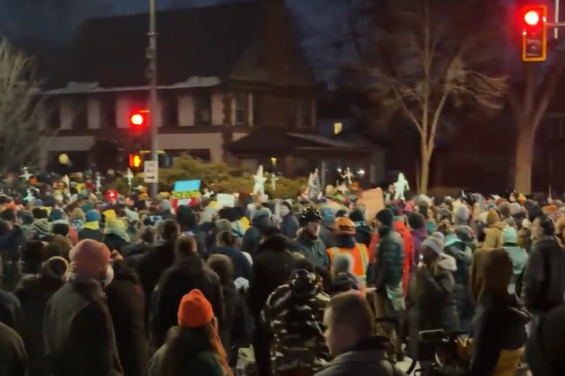 В США возник конфликт между ведомствами из-за убийства женщины в Миннеаполисе